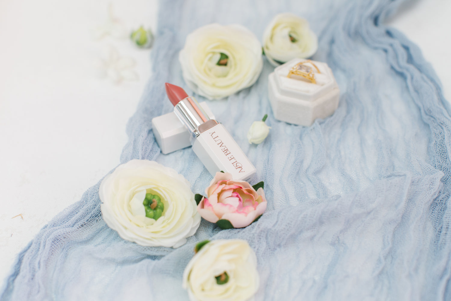 wedding lipstick, best wedding lipstick, bridal lipstick, perfect bridal lipstick, best bridal lipstick, neutral bridal lipstick, neutral wedding lipstick, lipstick for the wedding day, bridesmaid lipstick, bridesmaid proposal boxes